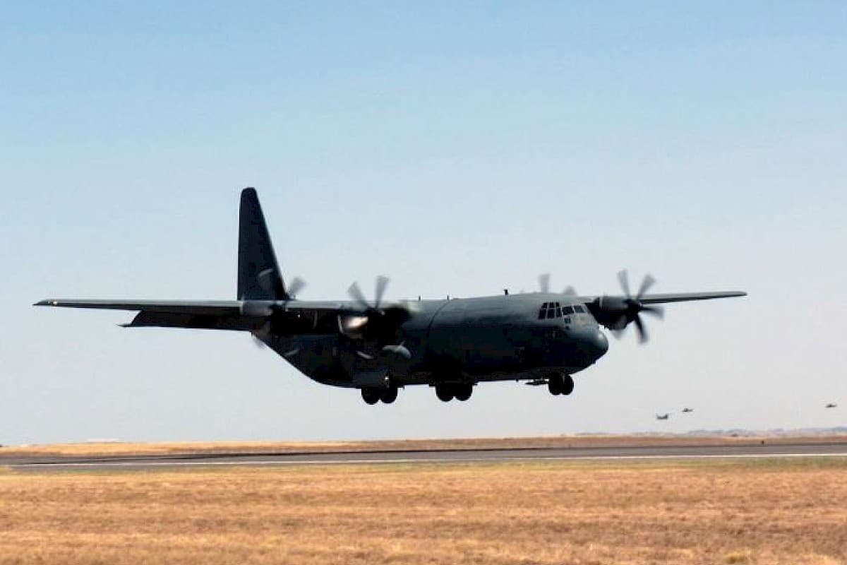Militärische Transportflugzeuge, die die Regierungs- und Verteidigungslogistik repräsentieren