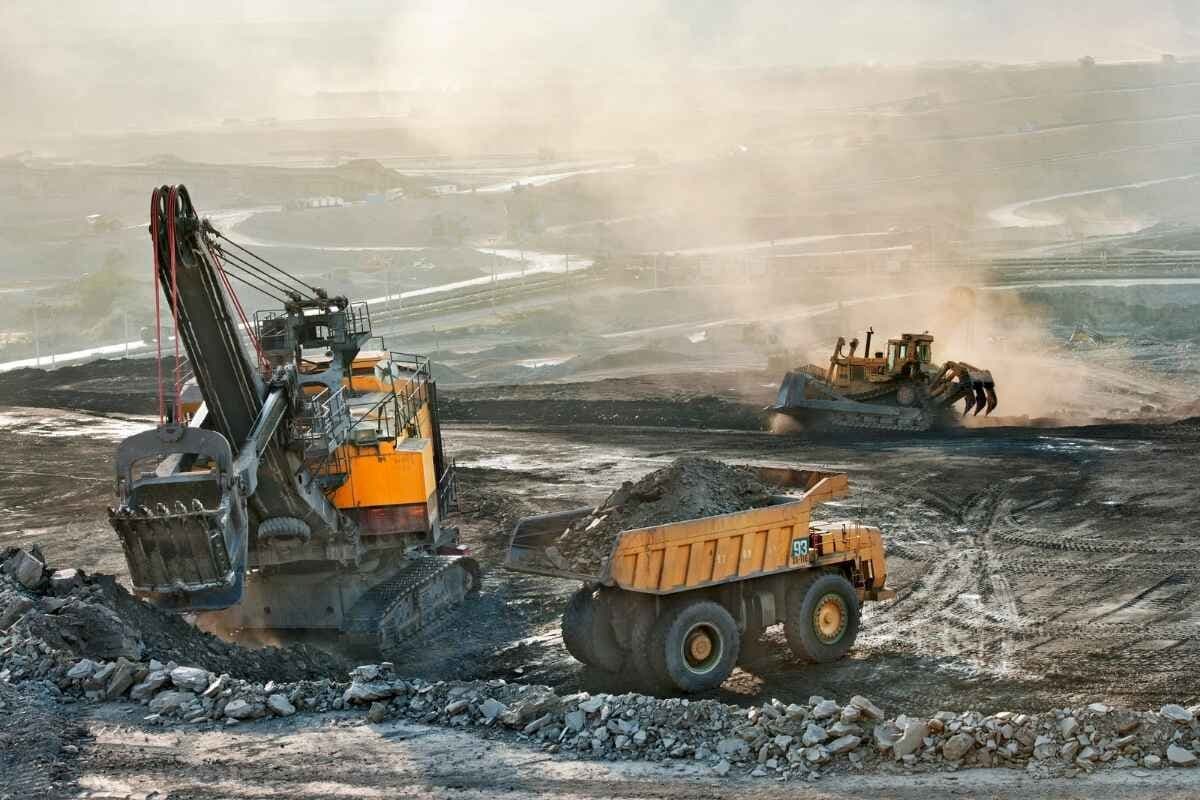 Macchinari per progetti minerari che rappresentano un supporto logistico remoto.